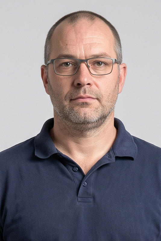 András — A megtestesült megbízhatóság: sallangmentes, hús-vér szakember, akinek nyers hitelessége azonnal bizalmat kelt a célközönségben.