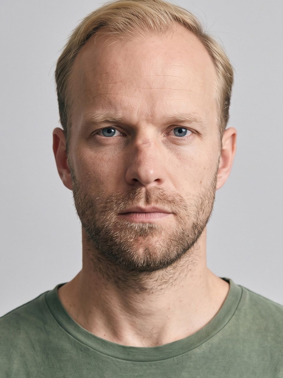 Balázs — Nyers, szikár és fáradhatatlan. A hiteles teherbírás és a valódi munka arca: csendes profizmus, kompromisszummentes megbízhatóság.
